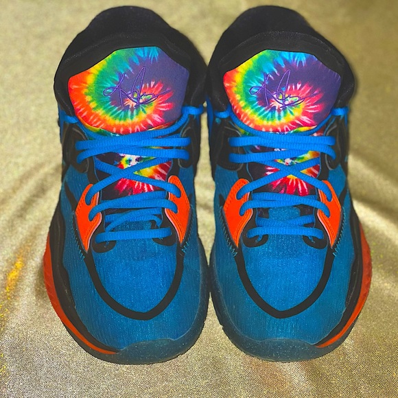 Bright, pre-loved Nike Kyrie Irving Big Boys 6 - Picture 4 of 5